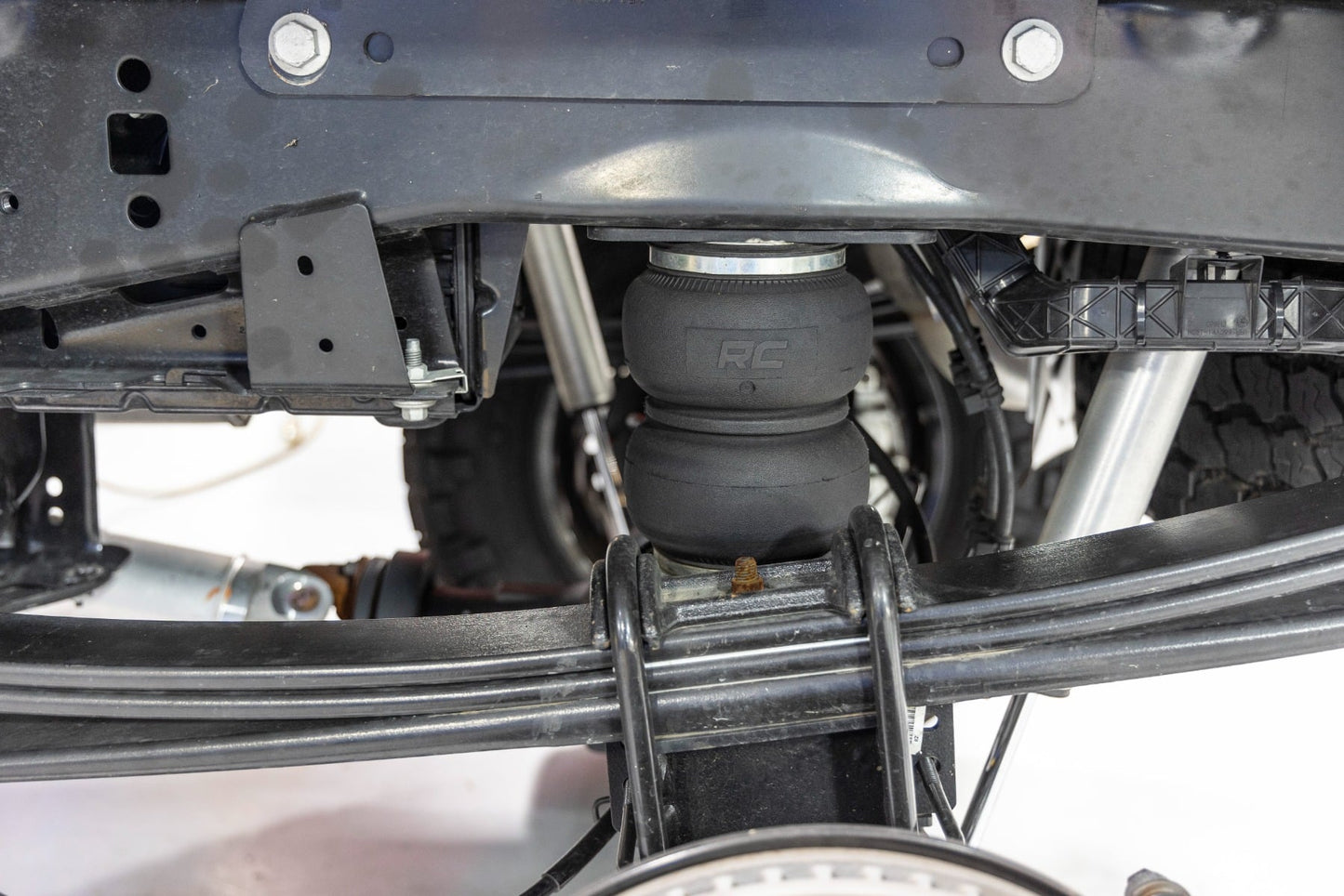 Air Spring Kit w/compressor Wireless Controller Ford F-250/F-350 Super Duty (17-26) Rough Country