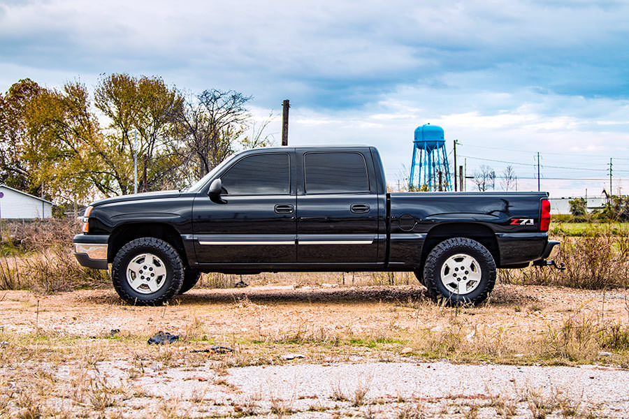 1.5 - 2.5 Inch GM Leveling Lift Kit w/ V2 Shocks 99-06 1500 PU 4WD Rough Country
