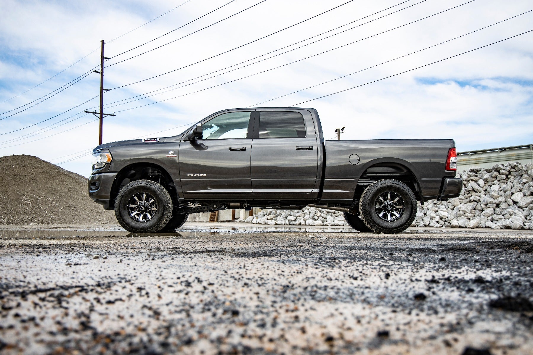2.5 Inch Ram Leveling Kit w/ V2 Shocks Coil Spring For 14-Up 2500/3500 4WD Rough Country