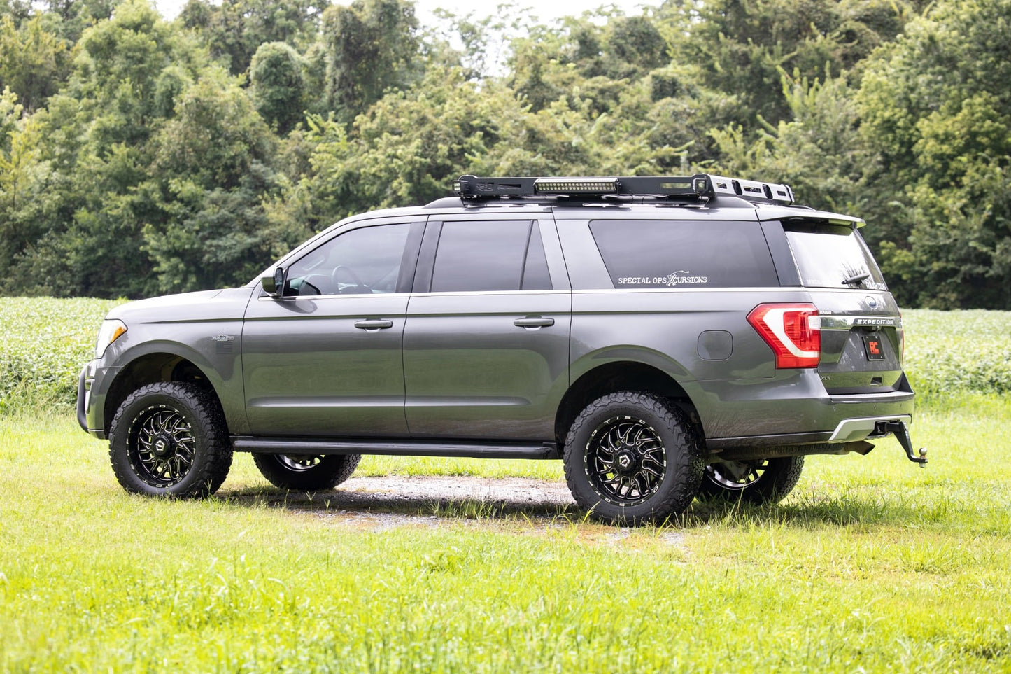 3 Inch Lift Kit UCA M1 Struts Ford Expedition 4WD (2018-2024) Rough Country