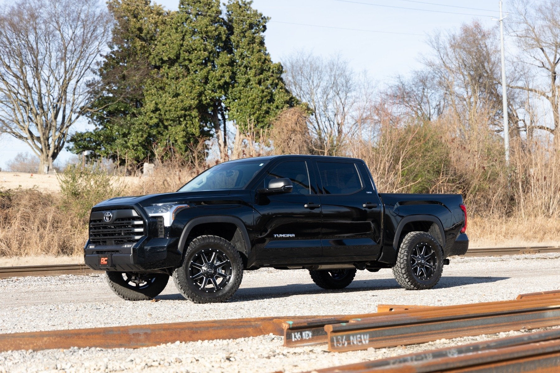 2 Inch Leveling Kit Loaded Strut Toyota Tundra 4WD (22-23) Rough Country