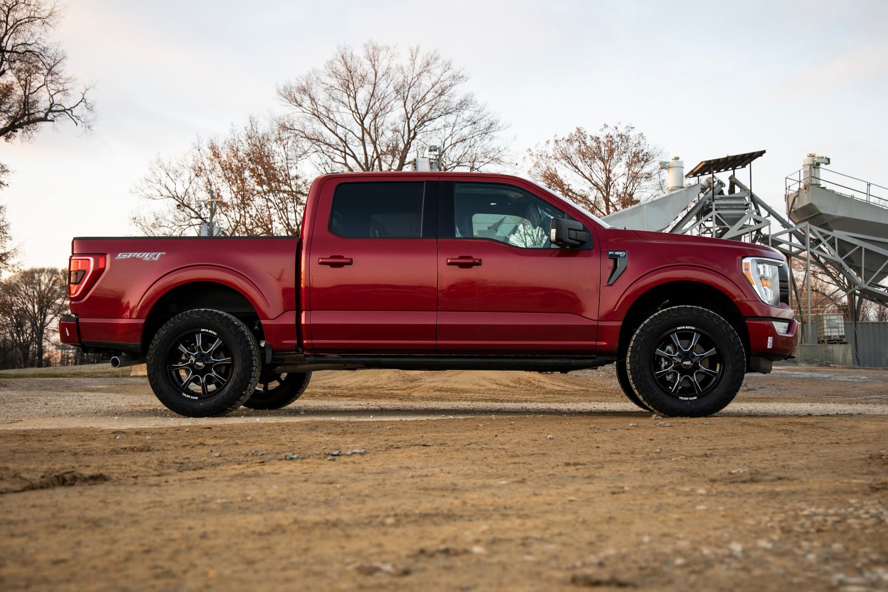 2 Inch Lift Kit M1 Struts/M1 Ford F-150 4WD (2021-2026) Rough Country